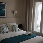 Отель Un Sur Le Port 3*