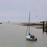 Un Sur Le Port Hotel La Rochelle (Charente-Maritime)