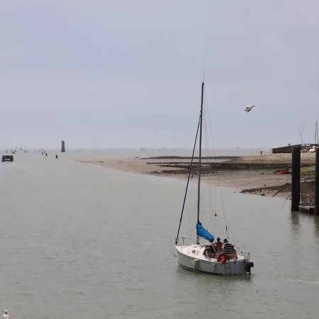 Un Sur Le Port Hotell La Rochelle (Charente-Maritime)