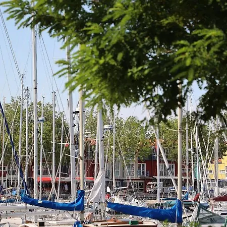 Un Sur Le Port Hotel La Rochelle (Charente-Maritime)