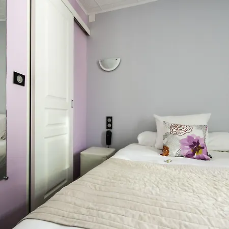 Hotell Un Sur Le Port La Rochelle (Charente-Maritime)