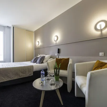Un Sur Le Port Hotell 3*