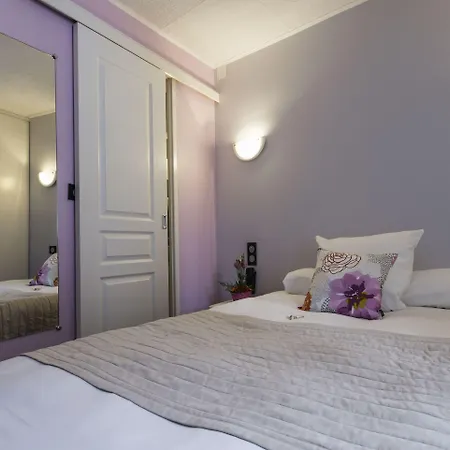 Un Sur Le Port La Rochelle (Charente-Maritime)