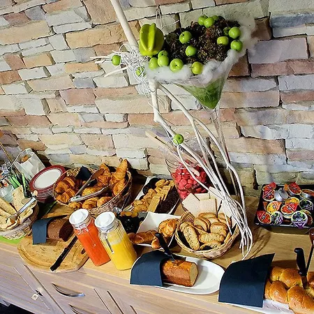 Un Sur Le Port Hotel La Rochelle (Charente-Maritime)